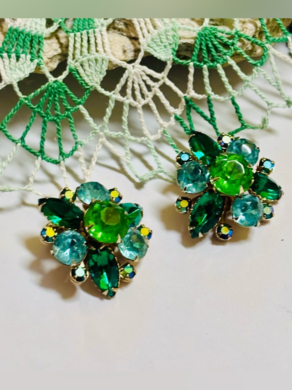 Vintage Judy Lee Unsigned Floral Green Blue Rhinestone Gold Clip Earrings - Picture 2 of 6